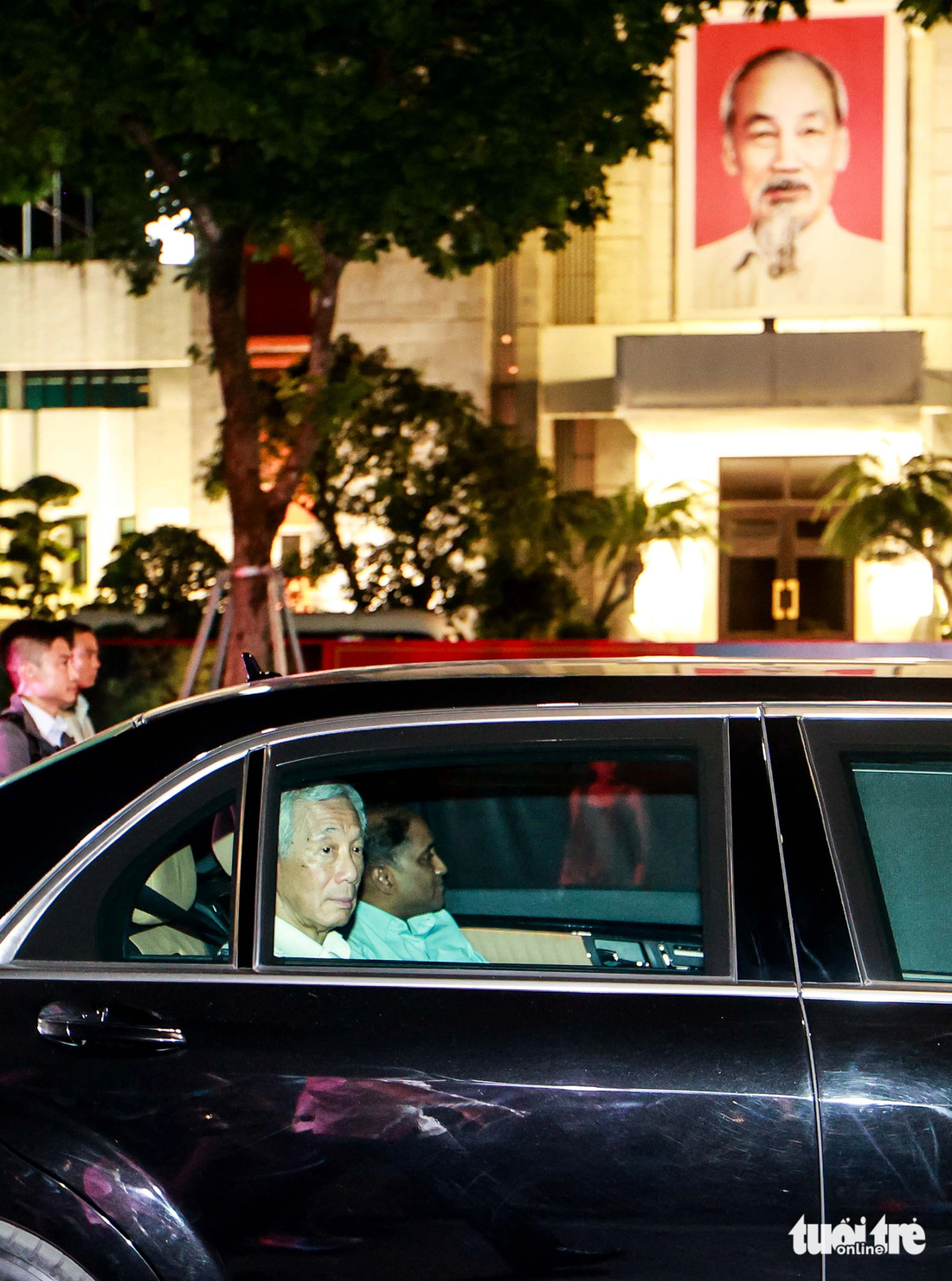 Thủ tướng Lý Hiển Long rời đền Ngọc Sơn sau khoảng 20 phút tham quan. Trong ảnh là xe của Thủ tướng Singapore đang đi qua trụ sở UBND TP Hà Nội - Ảnh: NGUYỄN KHÁNH