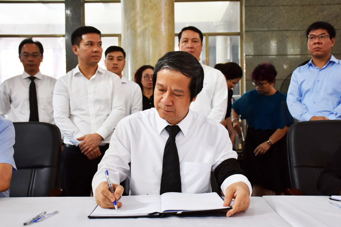 Bộ trưởng Bộ Giáo dục và Đào tạo Nguyễn Kim Sơn viết sổ tang lễ