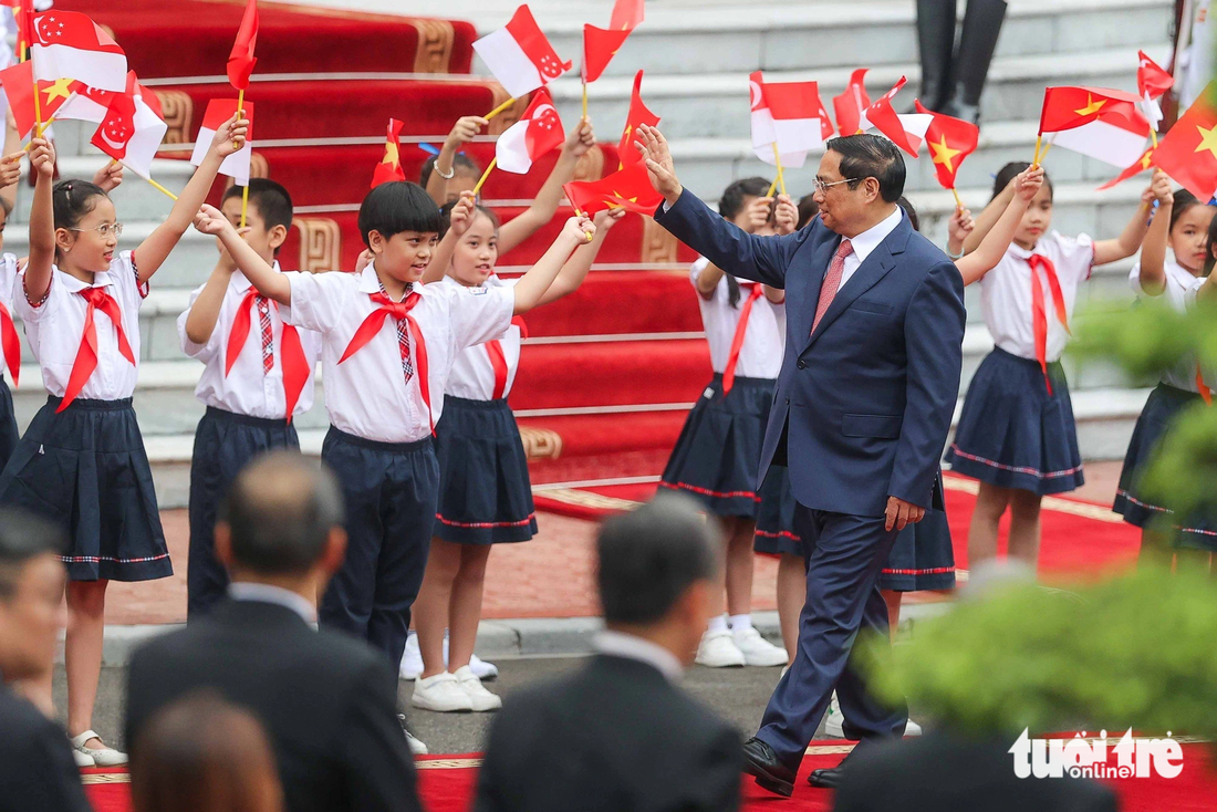 Thủ tướng Phạm Minh Chính ra đón Thủ tướng Singapore Lý Hiển Long - Ảnh: NGUYỄN KHÁNH