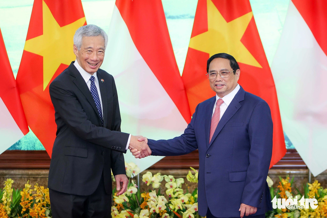 Thủ tướng Phạm Minh Chính bắt tay Thủ tướng Lý Hiển Long trước hội đàm - Ảnh: NGUYỄN KHÁNH