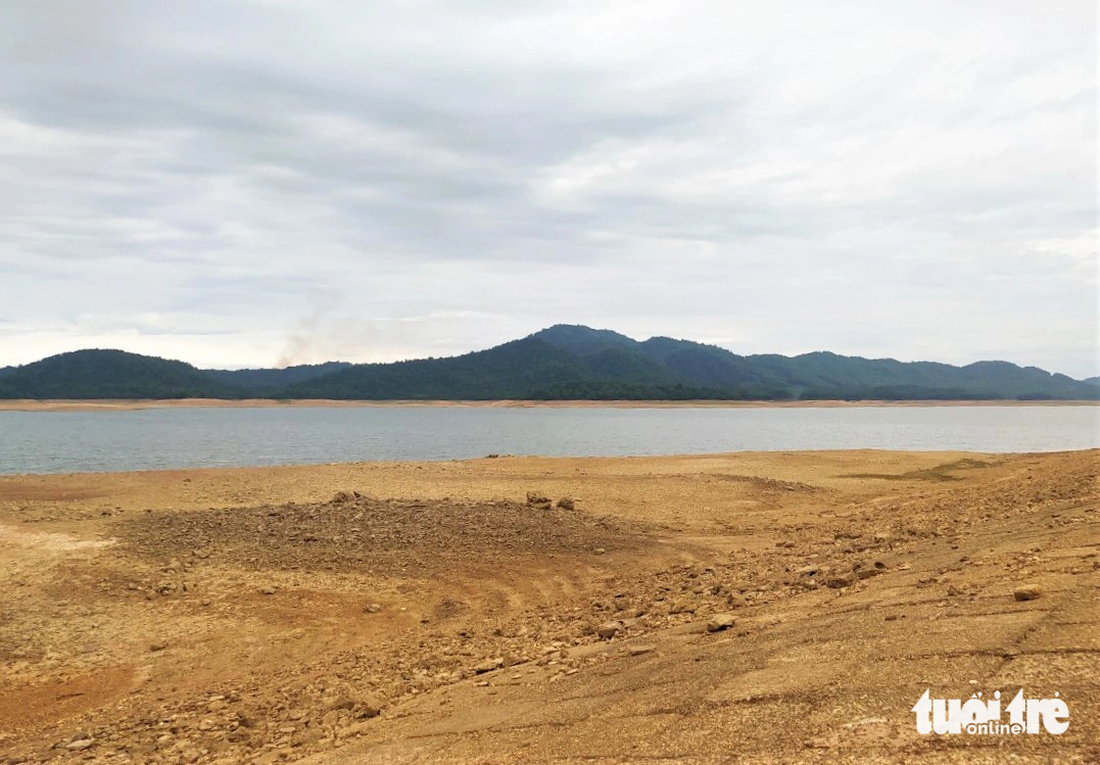 Theo lãnh đạo Công ty TNHH MTV Thủy lợi Nam Hà Tĩnh (đơn vị quản lý, vận hành và khai thác hồ Kẻ Gỗ), thời điểm này mực nước trong hồ xuống rất thấp và đã được ghi nhận thường xuyên trong vài năm trở lại đây - Ảnh: LÊ MINH