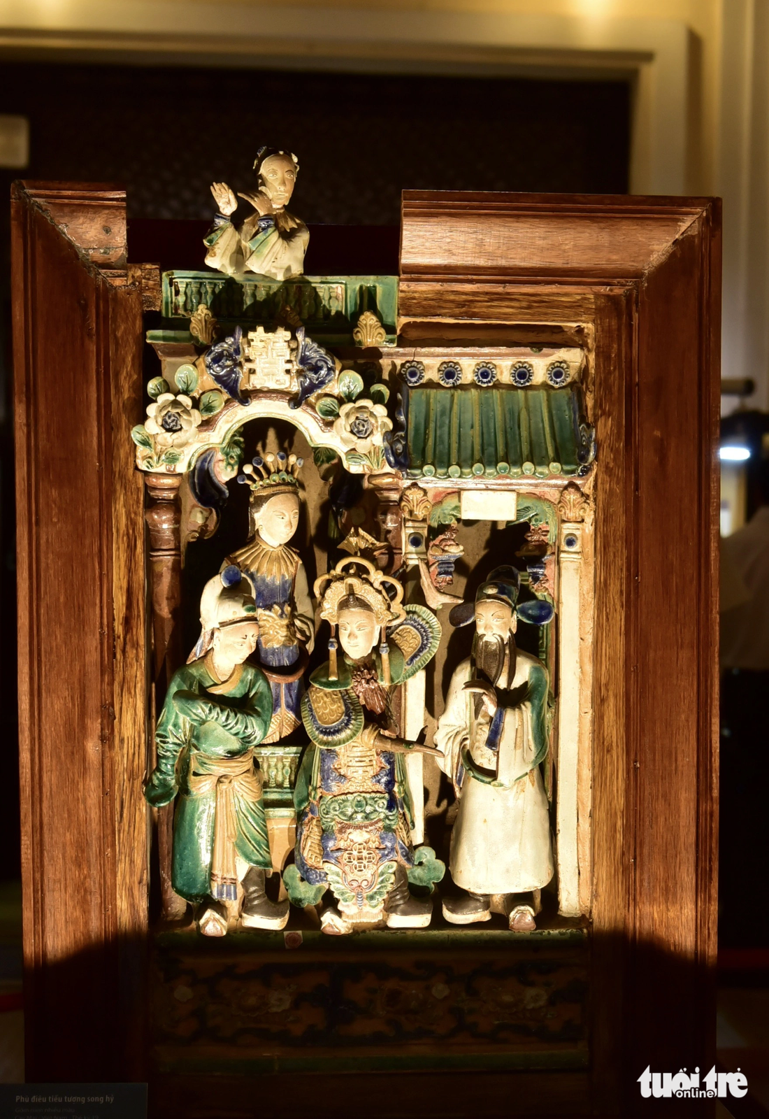 Bộ sưu tập gốm men nhiều màu, gốm cây mai thế kỷ 19 của ông Lê Nguyễn Ngọc Lý - Ảnh: T.T.D.
