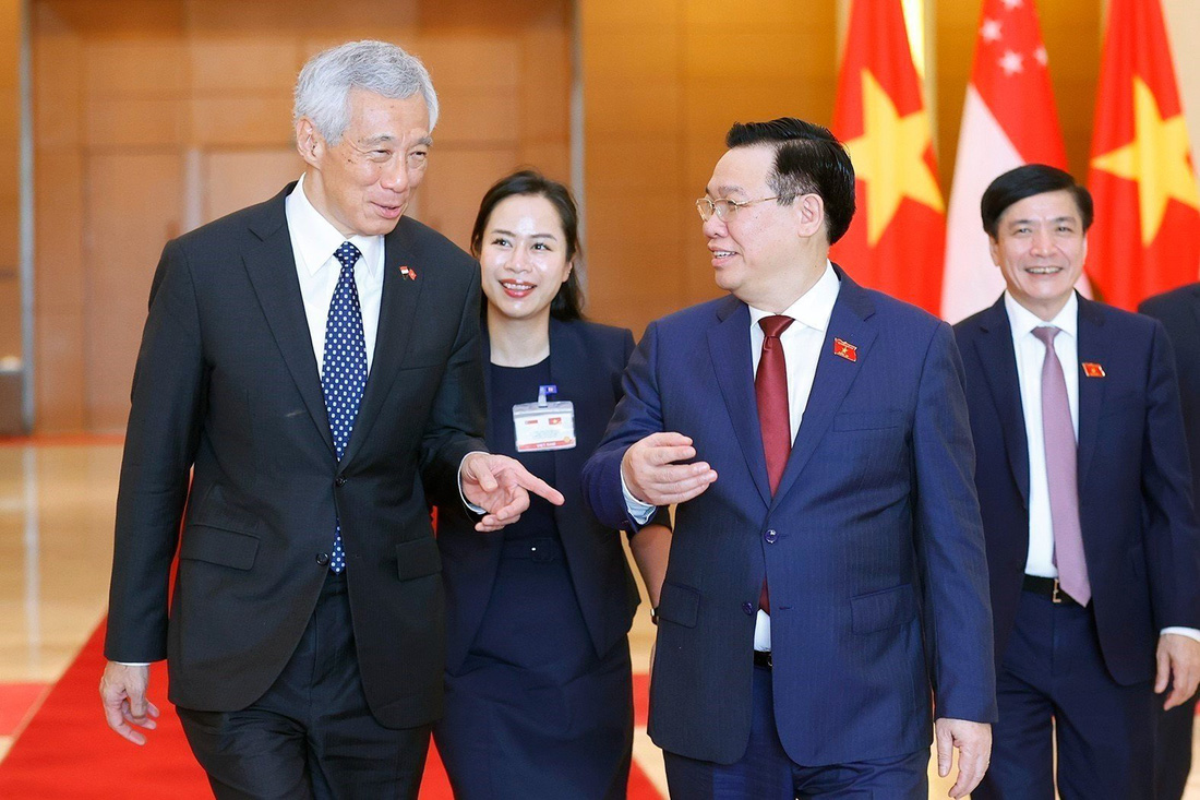 Chủ tịch Quốc hội Vương Đình Huệ trao đổi với Thủ tướng Singapore Lý Hiển Long trong cuộc tiếp ngày 28-8 - Ảnh: TTXVN