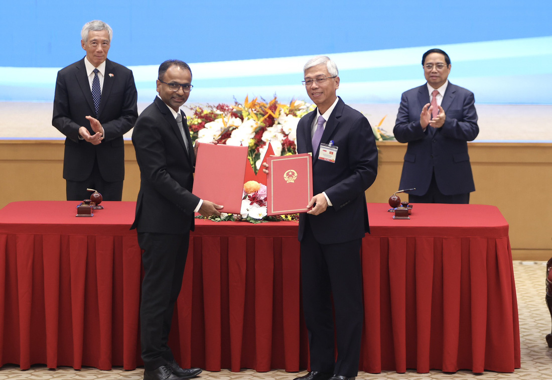 Phó chủ tịch UBND TP.HCM Võ Văn Hoan (phải) và Giám đốc điều hành Cơ quan cơ sở hạ tầng châu Á của Singapore Lavan Thiru ký Bản ghi nhớ về thúc đẩy phát triển cơ sở hạ tầng bền vững tại TP.HCM - Ảnh:   NGUYỄN KHÁNH
