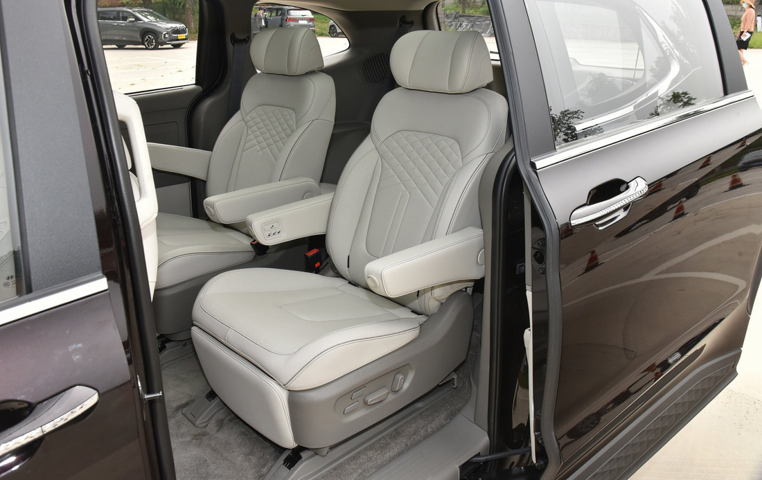 Khoang cabin bố trí theo phong cách hiện đại và gọn gàng với màn hình cảm ứng 10,4 inch đặt dọc, đồng hồ kỹ thuật số, cần số dạng nút bấm và ghế bọc da. Hàng ghế giữa dạng thương gia tách rời và cửa sổ trời cho hai hàng ghế sau - Ảnh: Hyundai