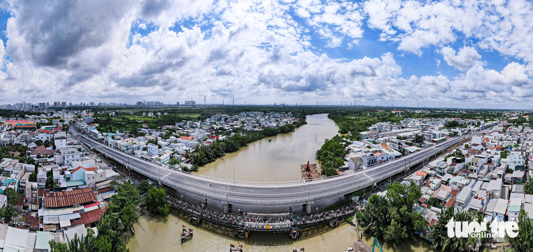 Toàn cảnh cầu Long Kiểng mới bắc qua sông Phước Kiểng, nối 2 xã Phước Kiển và Nhơn Đức, bên cạnh là cầu sắt Long Kiểng cũ đã xuống cấp. Dự án do Ban Quản lý dự án đầu tư xây dựng các công trình giao thông TP.HCM làm chủ đầu tư với tổng mức đầu tư hơn 589 tỉ đồng từ nguồn ngân sách thành phố.