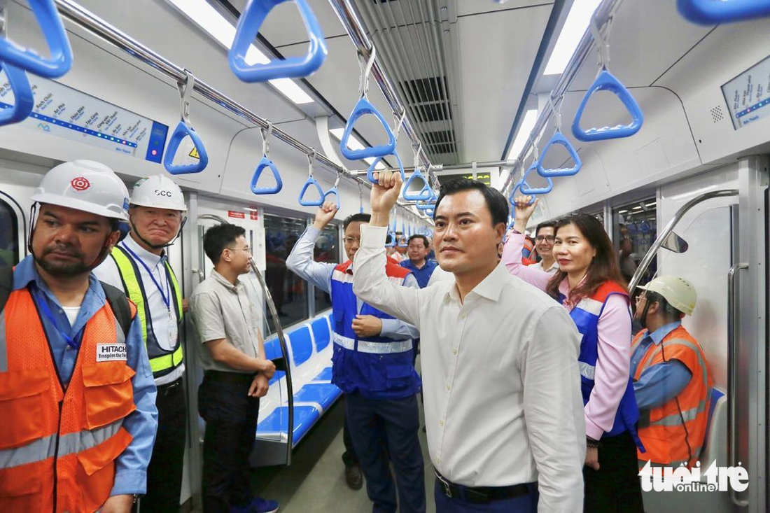 Ông Bùi Xuân Cường - phó chủ tịch UBND TP.HCM - tham dự đợt chạy thử toàn tuyến metro lần đầu tiên - Ảnh: CHÂU TUẤN