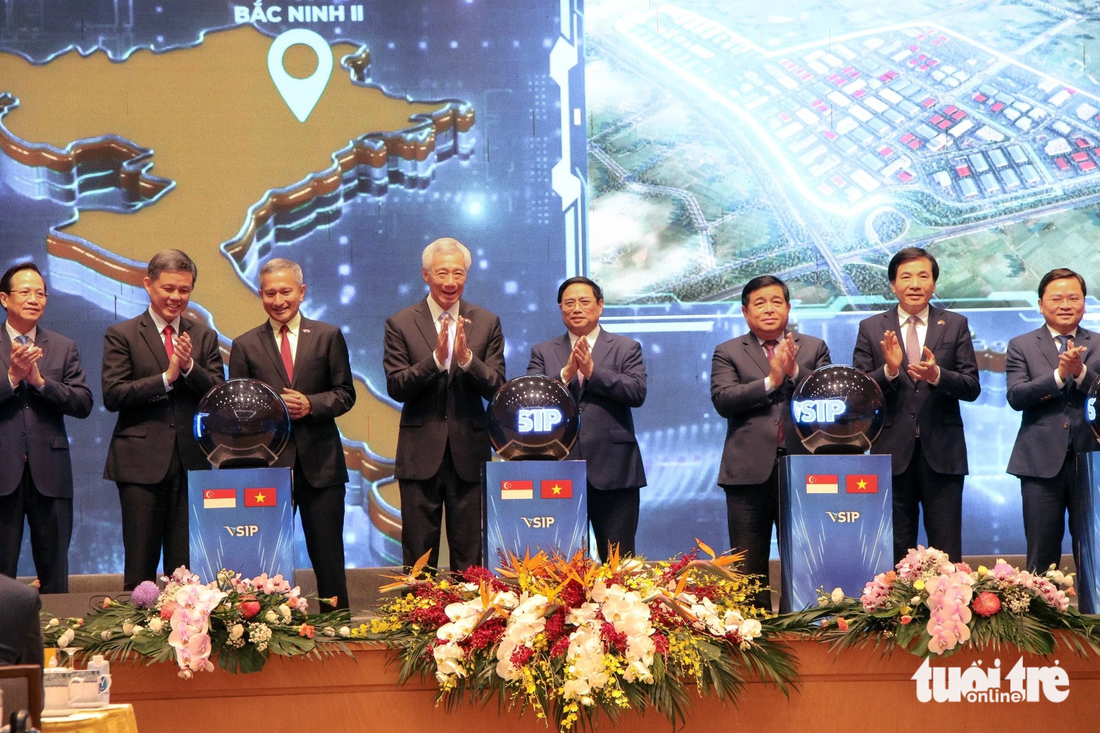 Hai thủ tướng và đại biểu hai nước thực hiện nghi thức khởi công trực tuyến 3 khu công nghiệp VSIP mới tại Cần Thơ, Bắc Ninh và Nghệ An - Ảnh: DUY LINH