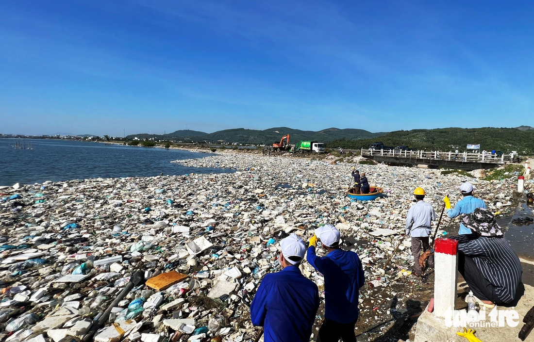 Một trong nhiều bãi rác khổng lồ ở đầm nước mặn Sa Huỳnh trước khi mọi người bắt tay vào dọn - Ảnh: TRẦN MAI