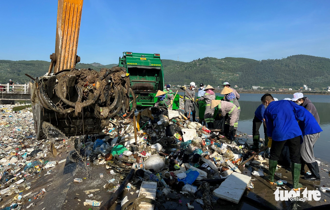 Khối lượng rác thải khủng khiếp được đưa lên xe chuyển đi đến nơi xử lý - Ảnh: TRẦN MAI