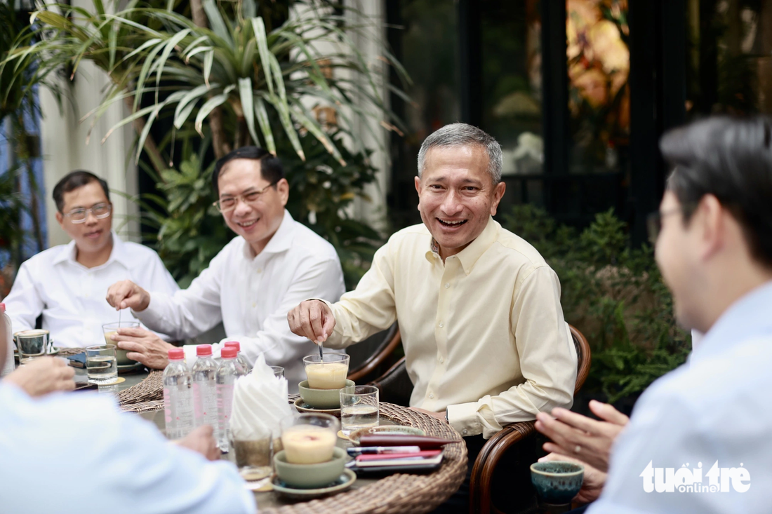 Ngoại trưởng Singapore Vivian Balakrishnan tỏ ra thích thú khi lần đầu tiên được uống cà phê trứng - Ảnh: NGUYỄN KHÁNH