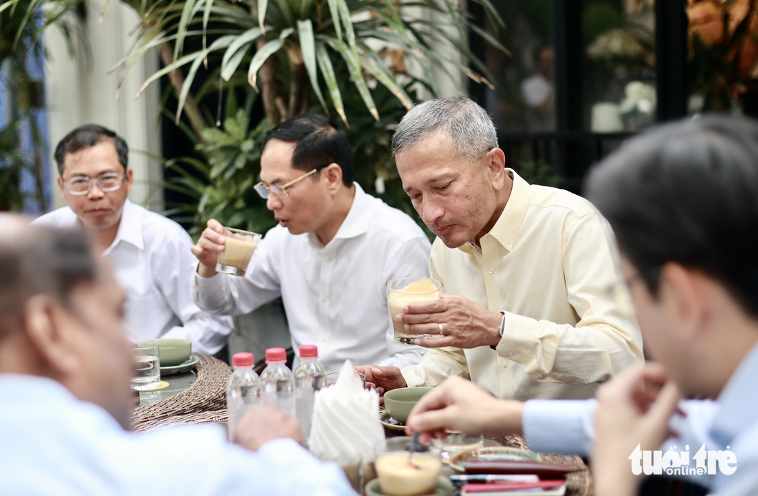 Ngoại trưởng Singapore Vivian Balakrishnan tỏ ra bất ngờ khi biết đồ uống này được làm từ trứng và cà phê - Ảnh: NGUYỄN KHÁNH