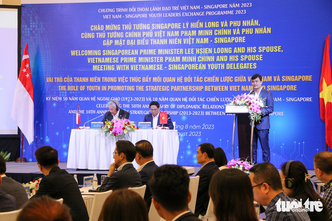 Bí thư thứ nhất Trung ương Đoàn Bùi Quang Huy báo cáo hai Thủ tướng tại cuộc gặp - Ảnh: DUY LINH