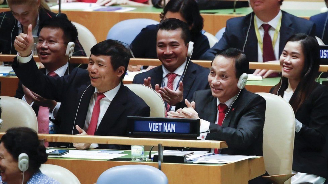 Đại sứ Đặng Đình Quý giơ ngón tay cái sau khi kết quả Việt Nam trúng cử Hội đồng Bảo an với số phiếu kỷ lục vào tháng 6-2019. Ngồi cạnh ông là Thứ trưởng Bộ Ngoại giao Lê Hoài Trung - Ảnh: AFP