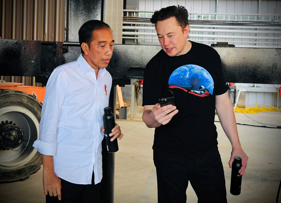 Tổng thống Indonesia Joko Widodo (trái) nói chuyện với tỉ phú Elon Musk - CEO Công ty Tesla - khi họ gặp nhau tại bãi phóng của Công ty SpaceX ở Boca Chica, bang Texas hồi tháng 5-2022 - Ảnh: Reuters