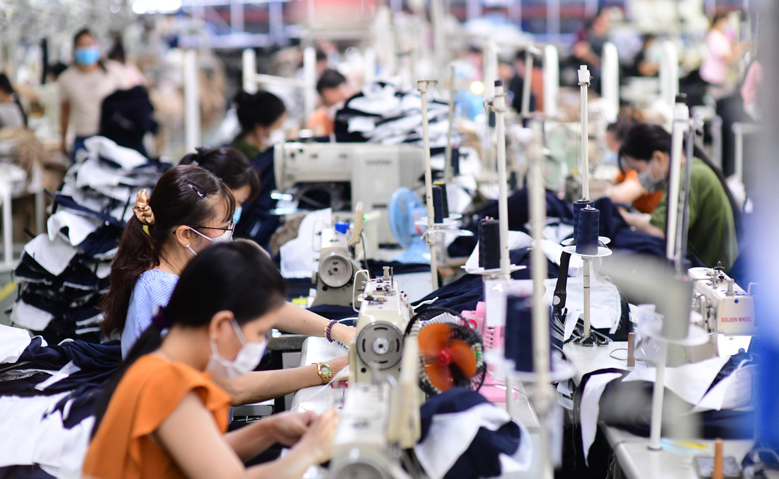 Công nhân dệt may làm việc tại Công ty TNHH Việt Thắng Jean, TP Thủ Đức, TP.HCM - Ảnh: QUANG ĐỊNH