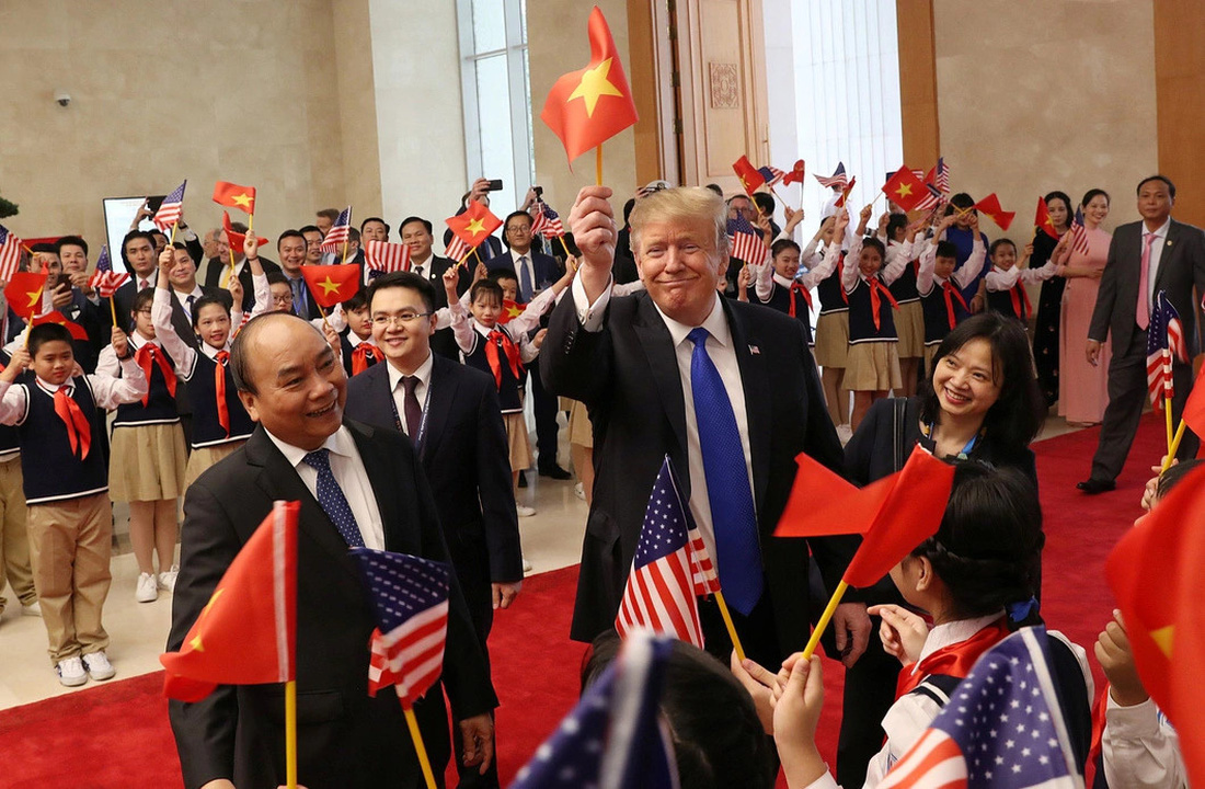 Tổng thống Mỹ Donald Trump khiến nhiều người thích thú với hình ảnh tay giơ cao quốc kỳ Việt Nam. Khoảnh khắc này được ghi lại khi Tổng thống Trump đến Văn phòng Chính phủ hội kiến Thủ tướng Nguyễn Xuân Phúc trưa 27-2-2019. Đây là lần thứ hai Tổng thống Trump đến thăm Việt Nam kể từ tháng 11-2017 - thời điểm ông chủ Nhà Trắng dự Hội nghị cấp cao APEC tại Đà Nẵng và thăm cấp Nhà nước Việt Nam sau đó. Trong lần trở lại này, ông Trump đến Việt Nam tham dự Hội nghị thượng đỉnh Mỹ - Triều Tiên lần hai. Trước hội nghị, Tổng thống Trump có cuộc hội kiến với Tổng bí thư, Chủ tịch nước Nguyễn Phú Trọng và cuộc hội kiến với Thủ tướng Nguyễn Xuân Phúc - Ảnh: REUTERS