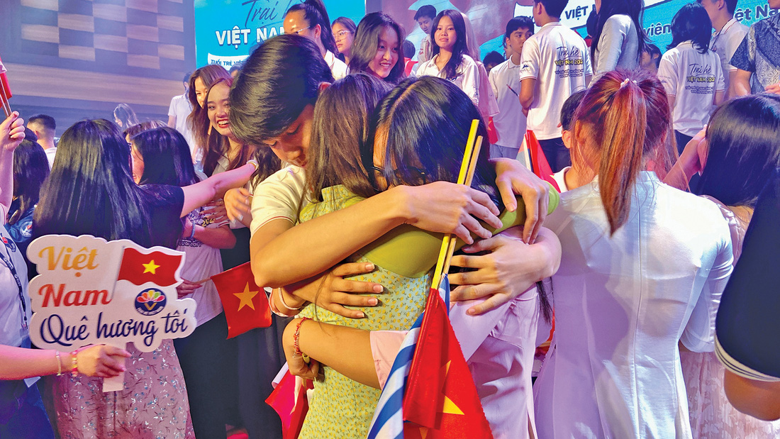 Kiều bào trẻ xúc động trong giờ phút chia tay - Ảnh: Trại hè Việt Nam