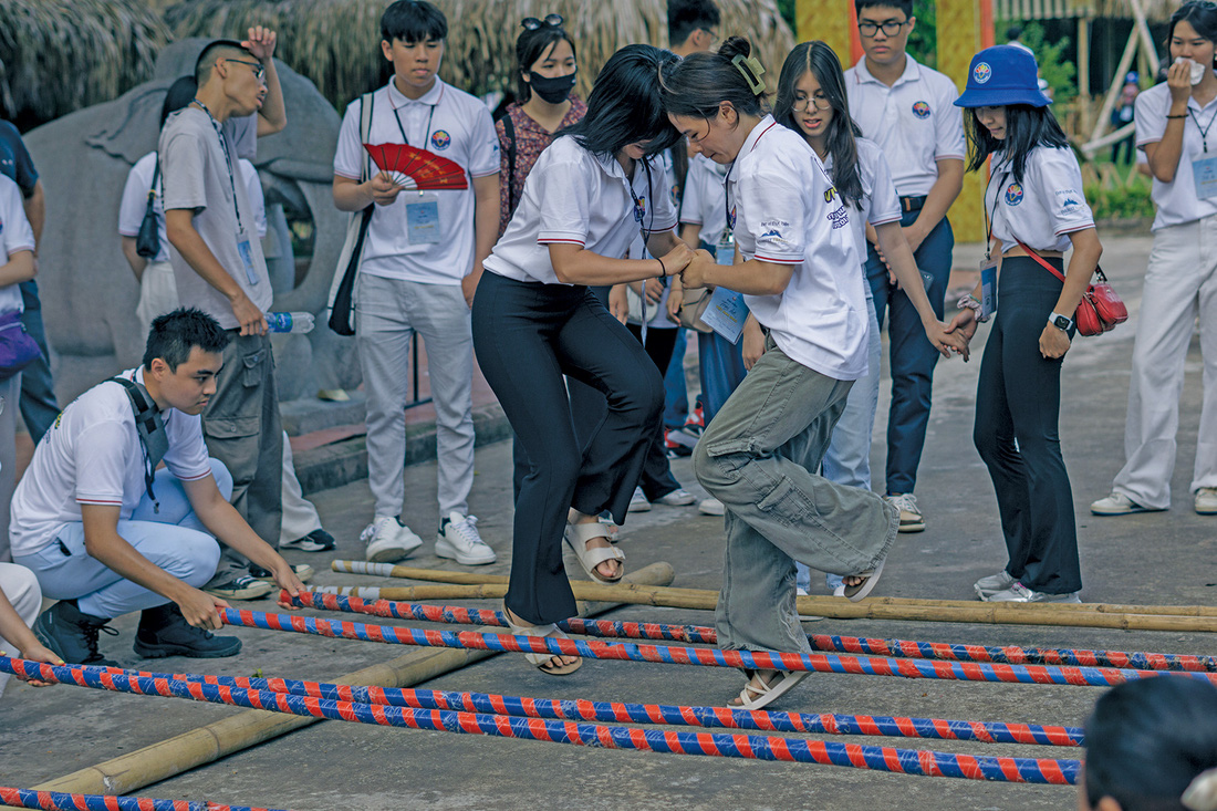 Kiều bào trẻ tham giacác trò chơi dân gian Việt Nam Ảnh: HƯNG THỊNH