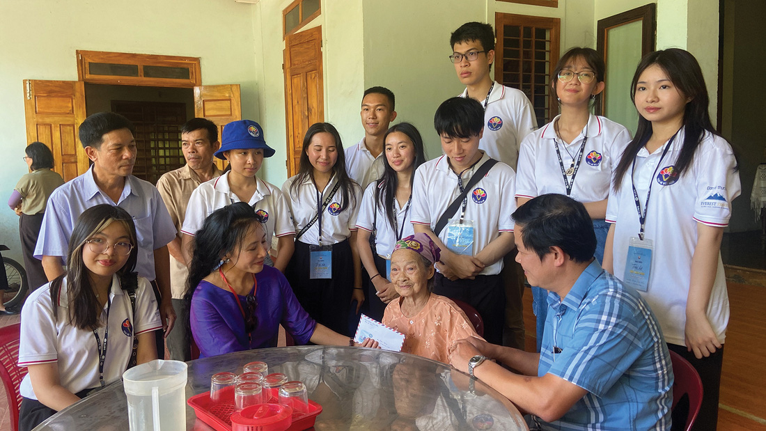 Kiều bào trẻ thăm Mẹ Việt Nam anh hùngtại Quảng Trị - Ảnh: Trại hè Việt Nam