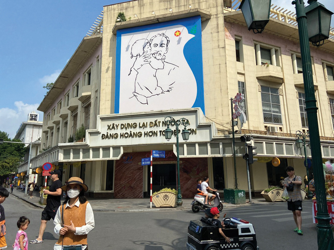 Bức tranh Bác Hồ với thiếu nhi của họa sĩ Trần Từ Thành tại mặt tiền nhà triển lãm 93 Đinh Tiên Hoàng - Ảnh: T.ĐIỂU