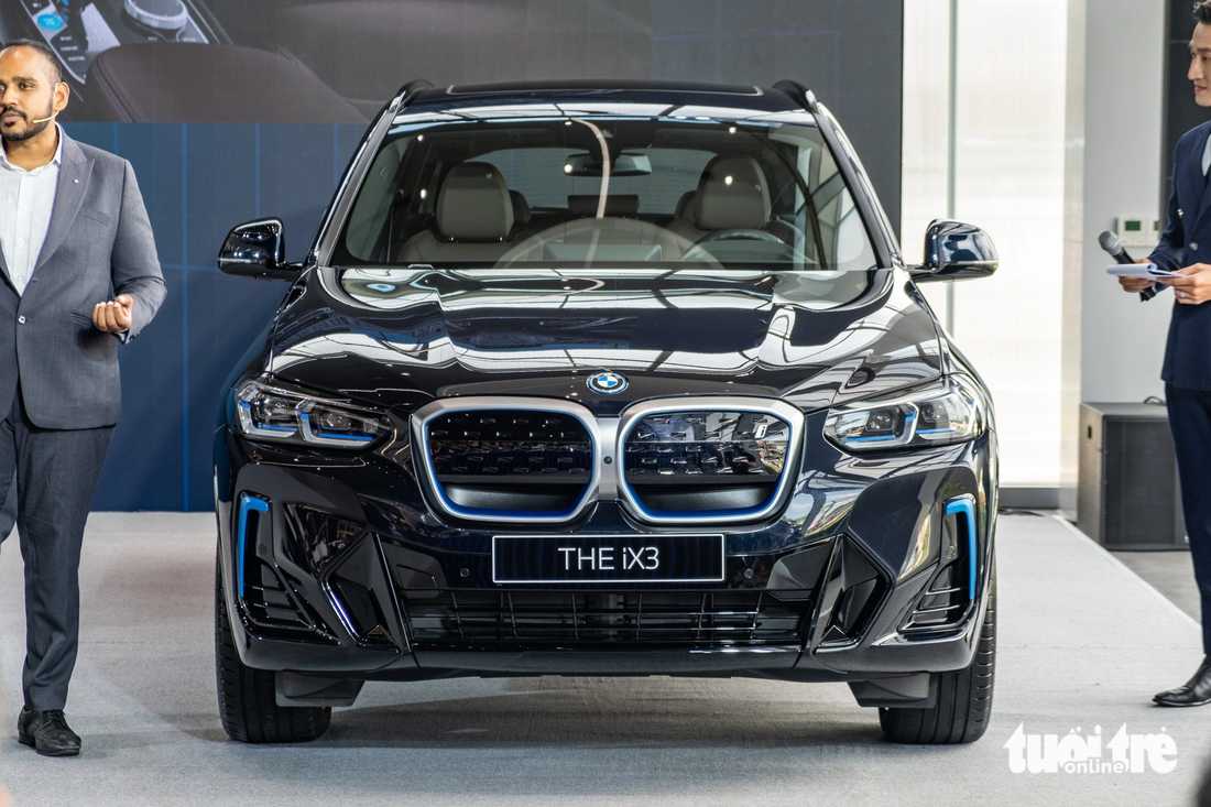 BMW iX3 là mẫu xe gầm cao có giá 3,499 tỉ đồng, hơn tới 1 tỉ đồng so với X3 bản máy xăng cao cấp nhất lắp ráp trong nước. iX3 sử dụng pin 80 kWh, di chuyển được khoảng 460km khi đầy pin, động cơ 286 mã lực và tốc độ tối đa 180km/h - Ảnh: QUỐC MINH
