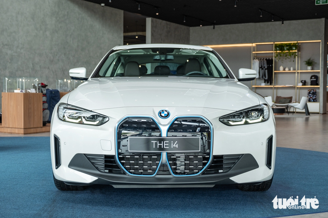 BMW i4 là một chiếc sedan thể thao với nhiều điểm tương đồng với chiếc BMW 4-series. Xe có công suất 340 mã lực, pin 80 kWh cho tầm hoạt động 590km khi sạc đầy - Ảnh: QUỐC MINH