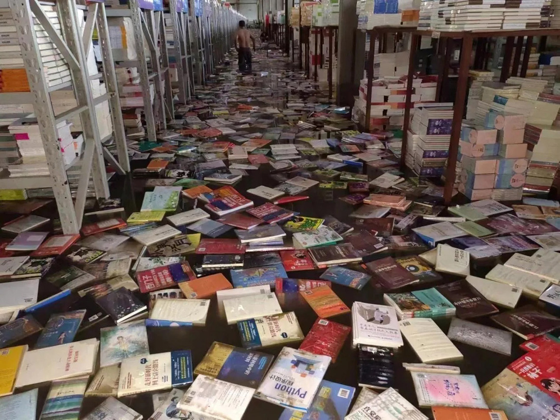 Một kho sách bị ngập nước ở Trác Châu - Ảnh: SIXTH TONE/WECHAT