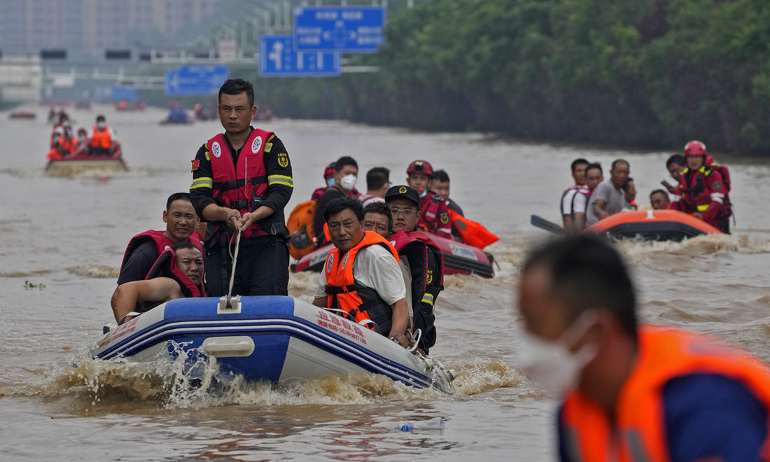 Nhân viên cứu hộ sơ tán người dân bằng xuồng cao su ở thành phố Trác Châu, tỉnh Hà Bắc, miền bắc Trung Quốc - Ảnh: IC