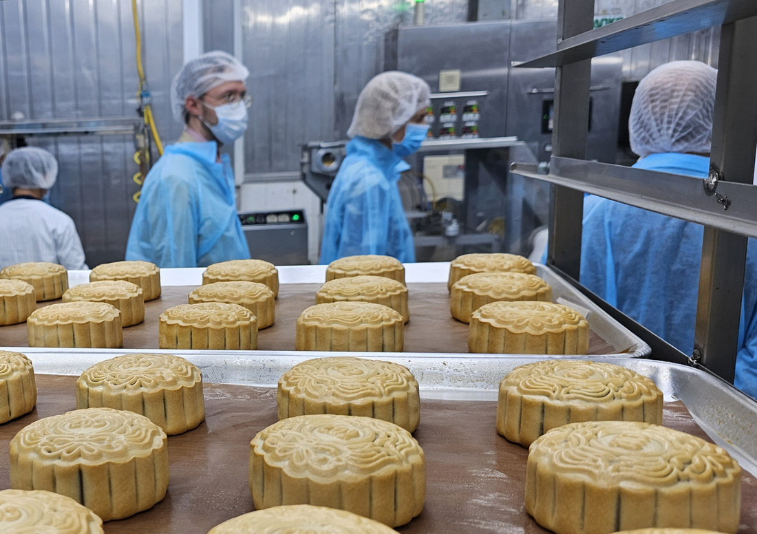 Dần vào cao điểm, doanh nghiệp tăng sản xuất bánh trung thu - Ảnh: N.TRÍ