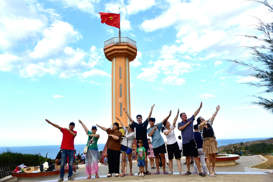 Du khách các nơi đến tham quan các điểm du lịch trên đảo Lý Sơn, Quảng Ngãi vào tháng 8-2023 - Ảnh: T.T.D.