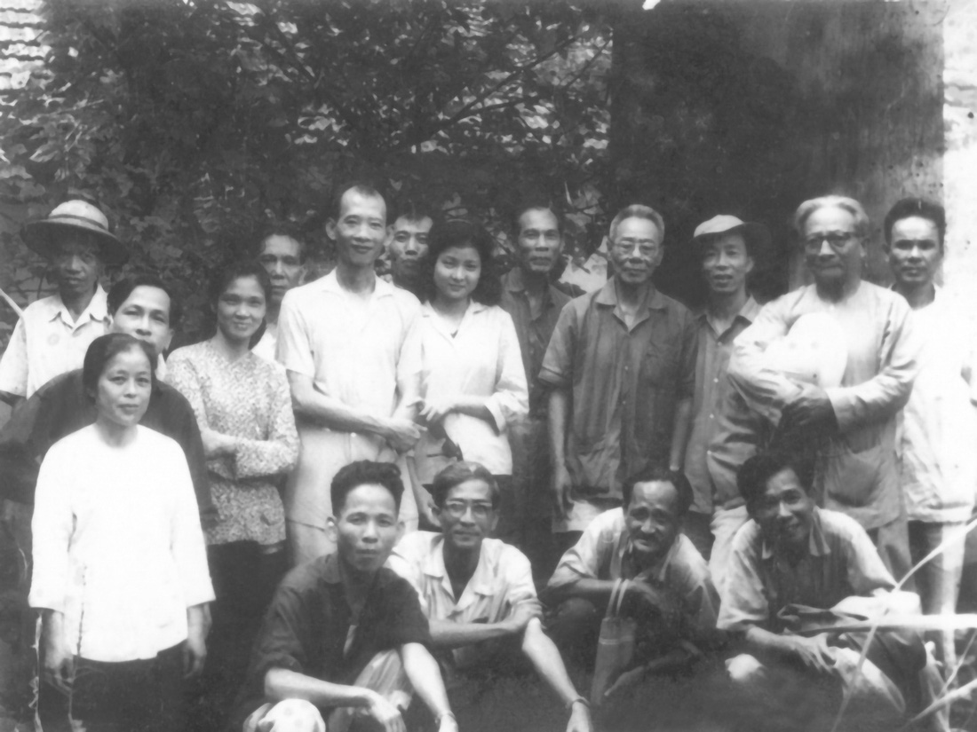 Những nghệ sĩ trong Đoàn cải lương Nam Bộ thời ấy. Ông Nguyễn Ngọc Bạch là người ngồi thứ 2 từ trái qua trong ảnh- Ảnh: NVCC