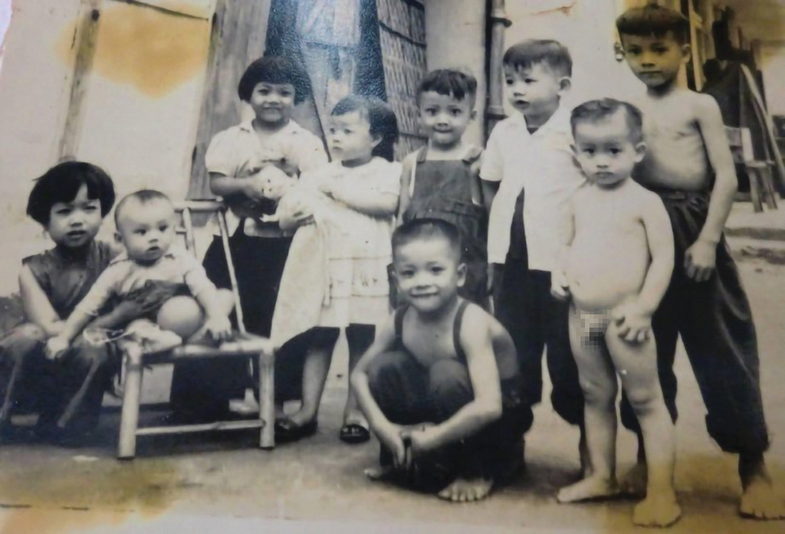 Những đứa trẻ ở sân chung khu tập thể Đoàn cải lương Nam Bộ ngày ấy: tiến sĩ Nguyễn Thị Hậu (đứng thứ 3 từ trái qua, cô bé đứng sau chiếc ghế), họa sĩ Hồng Quân (đứng thứ 3 từ phải qua, cậu bé áo trắng). Hình chụp khoảng năm 1963 - Ảnh: NVCC