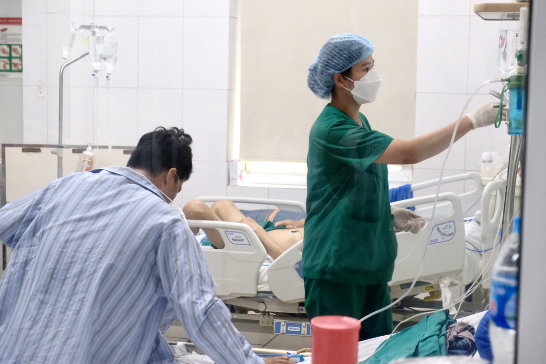 Bệnh nhân sốt xuất huyết điều trị tại Bệnh viện Bệnh nhiệt đới trung ương - Ảnh: NGUYÊN BẢO