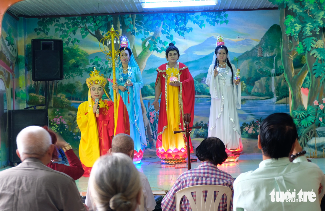 Các nghệ sĩ hát tại sân khấu trong lễ Vu lan - Ảnh: LINH ĐOAN