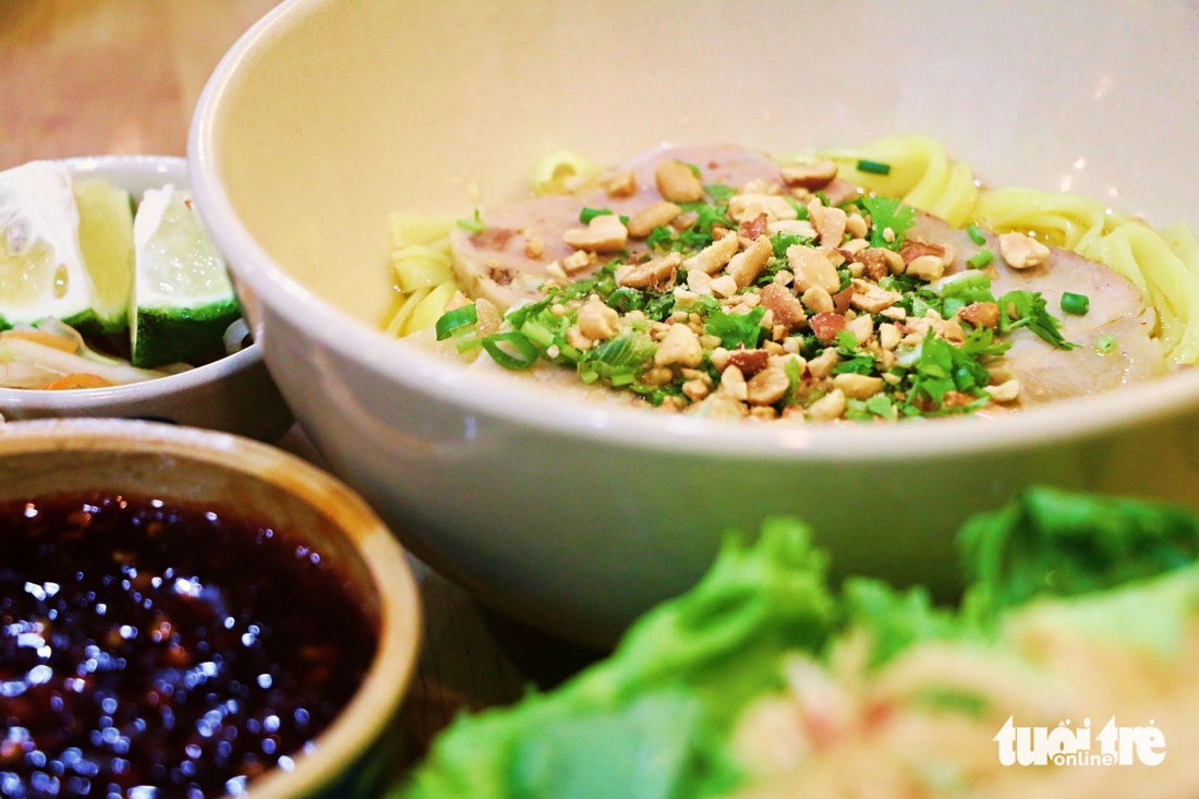 Mì Quảng là món ăn chị Hồ Duyên Trang tự tin nhất ở Xóm Chợ Cũ, đây cũng là món được nhiều nghệ sĩ như Thành Lộc, Phan Như Thảo, Diệu Nhi lựa chọn khi đến quán - Ảnh: THÁI THÁI