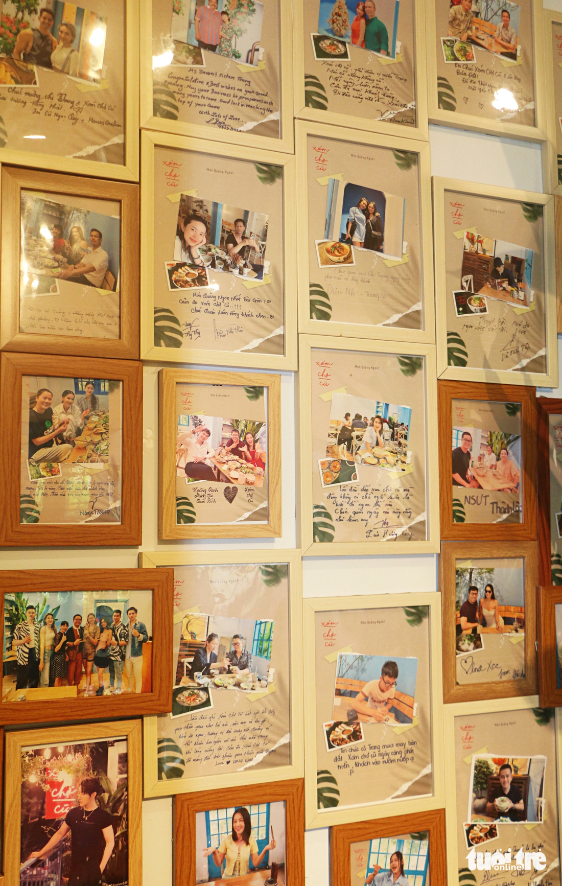 Lưu Hương Giang, Puka, Hà Anh, Hoàng Anh, Minh Xù, MC Quốc Bình... chụp hình lưu niệm và ghi vài dòng cảm xúc tại quán - Ảnh: THÁI THÁI