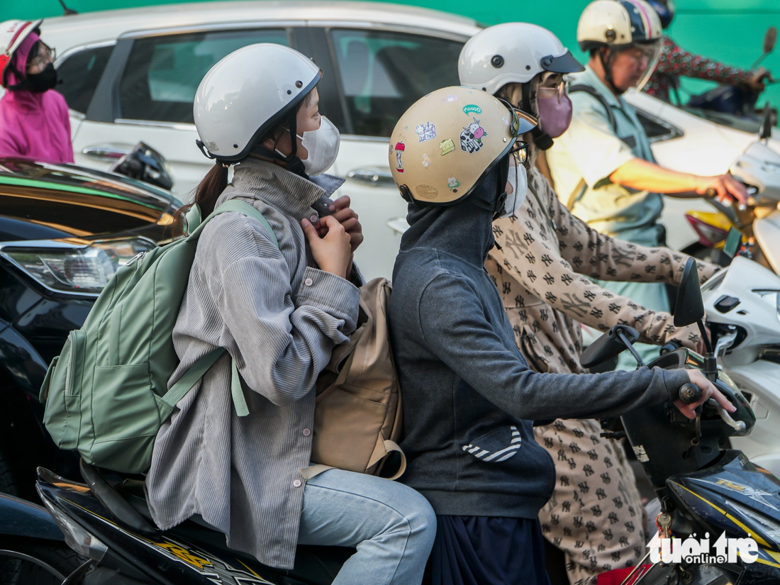 Xe cộ chôn chân hàng chục phút trên đường phố Hà Nội vì tắc đường - Ảnh: PHẠM TUẤN
