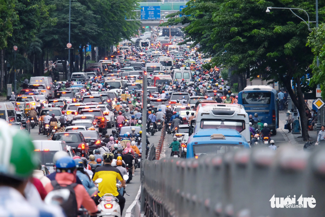 Xe cộ ùn ứ gần cầu vượt Lăng Cha Cả, đoạn dẫn về đường Hoàng Văn Thụ (quận Tân Bình, TP.HCM) - Ảnh: PHƯƠNG NHI