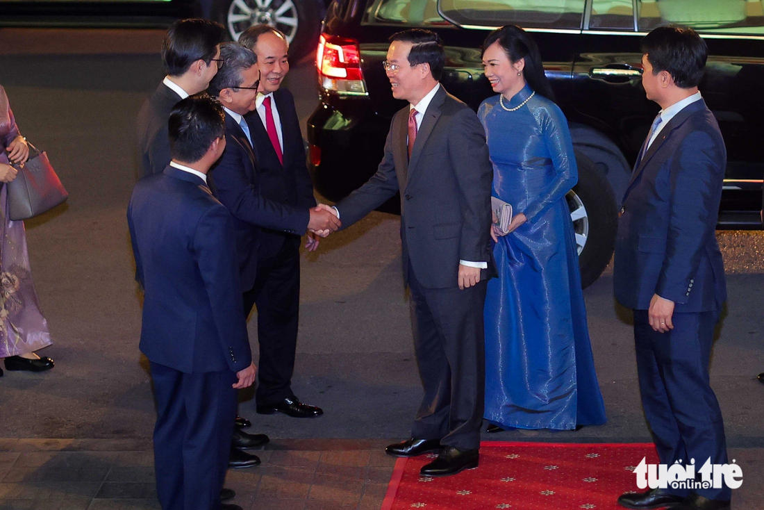 Chủ tịch nước Võ Văn Thưởng bắt tay Đại sứ Saadi Salama, trưởng đoàn ngoại giao nước ngoài tại Việt Nam - Ảnh: NGUYỄN KHÁNH