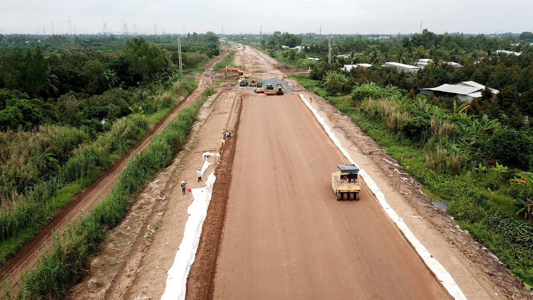 Dự án đường bộ cao tốc Mỹ Thuận - Cần Thơ được gấp rút triển khai để rút ngắn thời gian di chuyển từ TP.HCM về Cần Thơ, góp phần thu hút đầu tư nhiều hơn vào TP Cần Thơ - Ảnh: CHÍ QUỐC