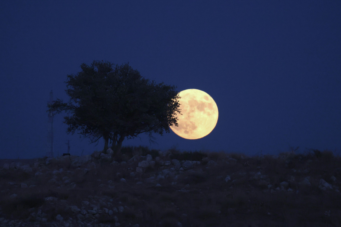 Siêu trăng xanh tại khu Bờ Tây (Palestine) - Ảnh: AFP