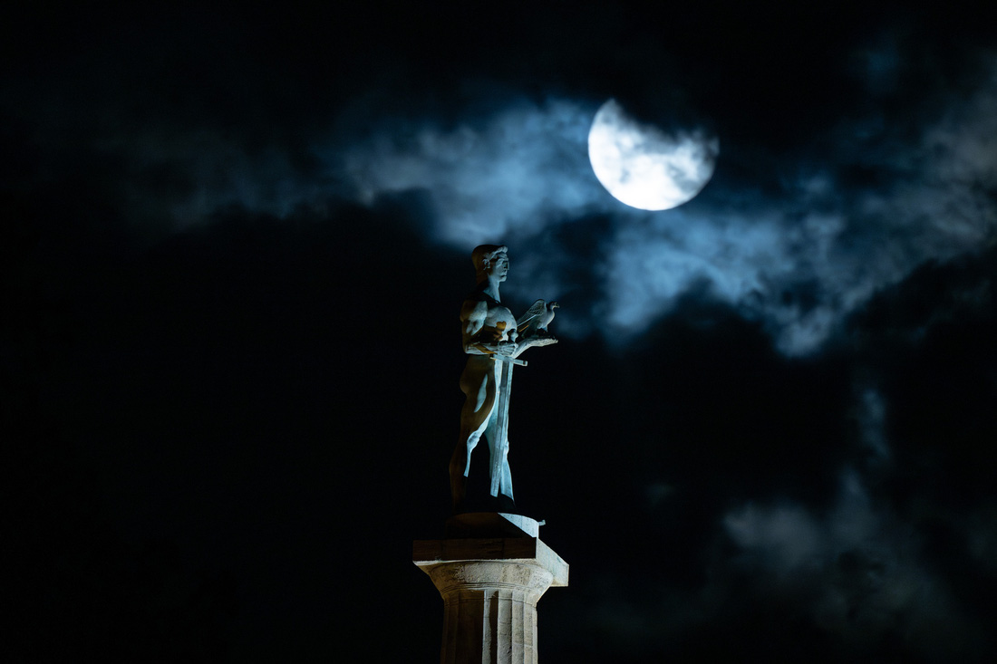 Siêu trăng xanh xuất hiện tại thủ đô Belgrade (Serbia) - Ảnh: AFP