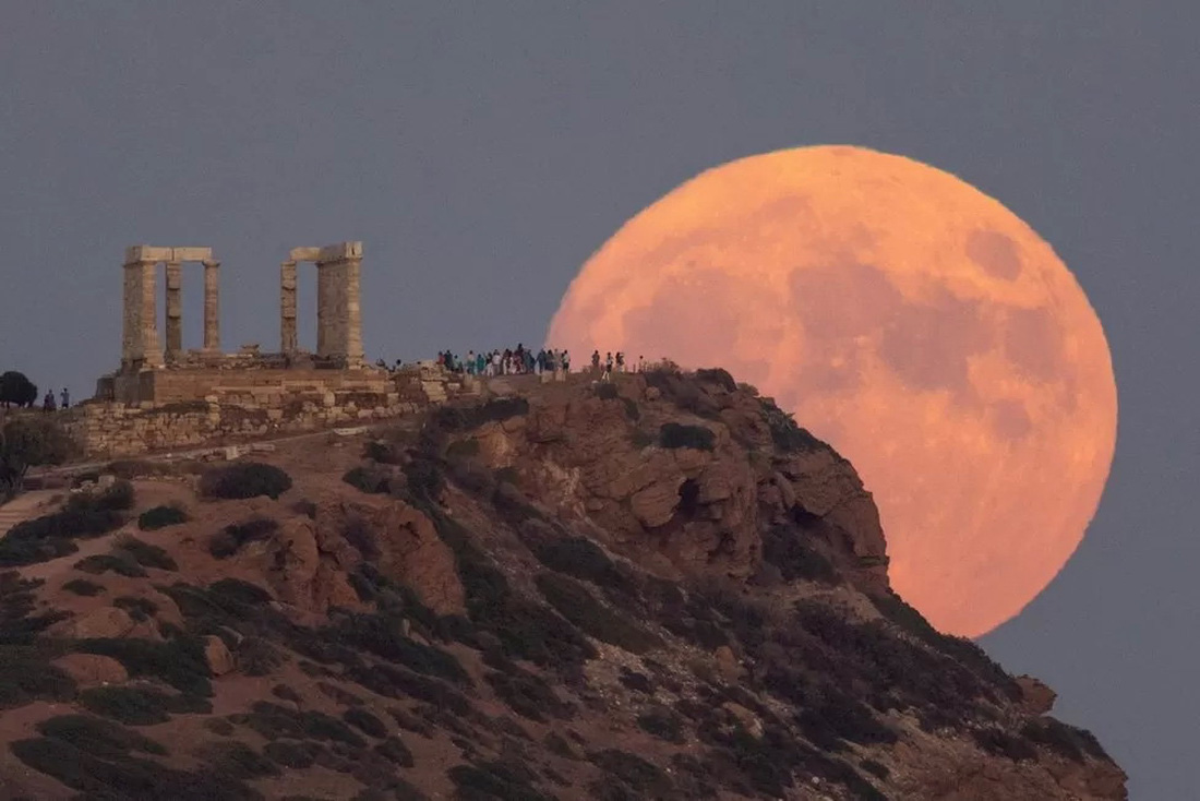 Siêu trăng chiếu sáng trên khu đền thờ Poseidon, Hy Lạp tối 30-8. Siêu trăng lần này có độ lớn và sáng nhất trong năm 2023 - Ảnh: REUTERS