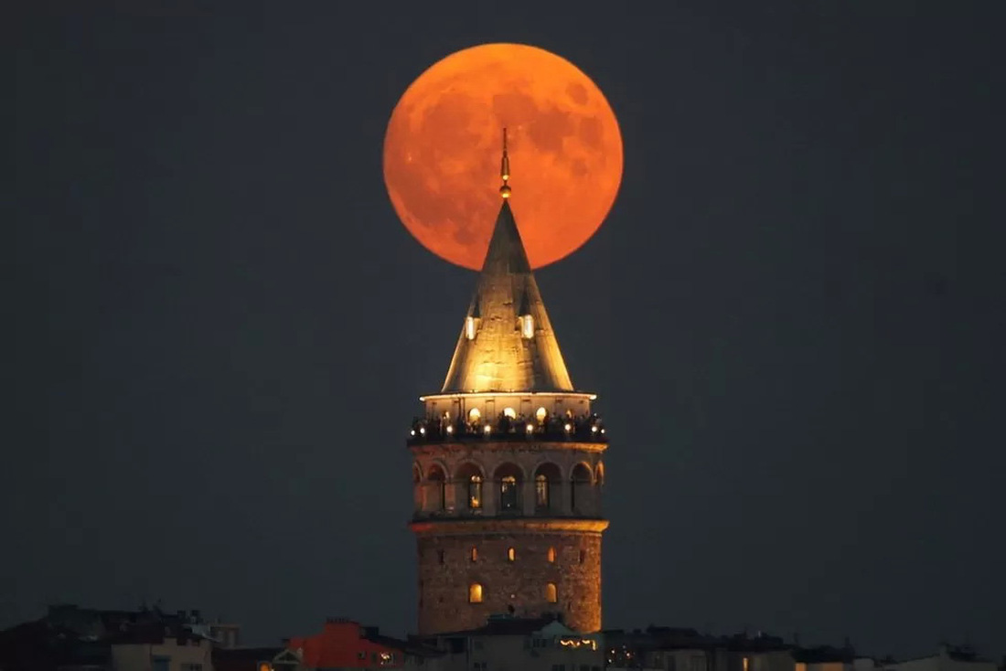 Ngắm mặt trăng sáng nhất năm trong hiện tượng 'siêu trăng xanh' - Ảnh 3.