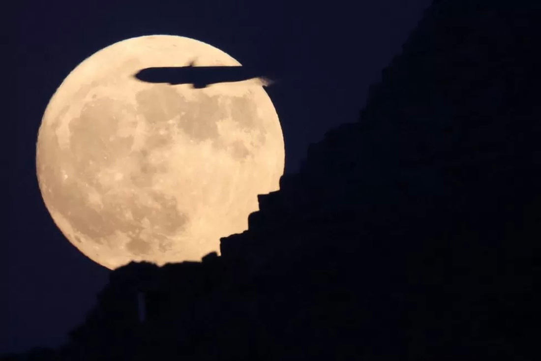 Ánh trăng sáng nhất năm soi rọi kim tự tháp Giza, Ai Cập tối 30-8. Đây là siêu trăng thứ hai diễn ra trong tháng 8-2023. Giới khoa học đặt tên cho sự kiện siêu trăng xuất hiện 2 lần trong cùng một tháng dương lịch là trăng xanh - Ảnh: REUTERS