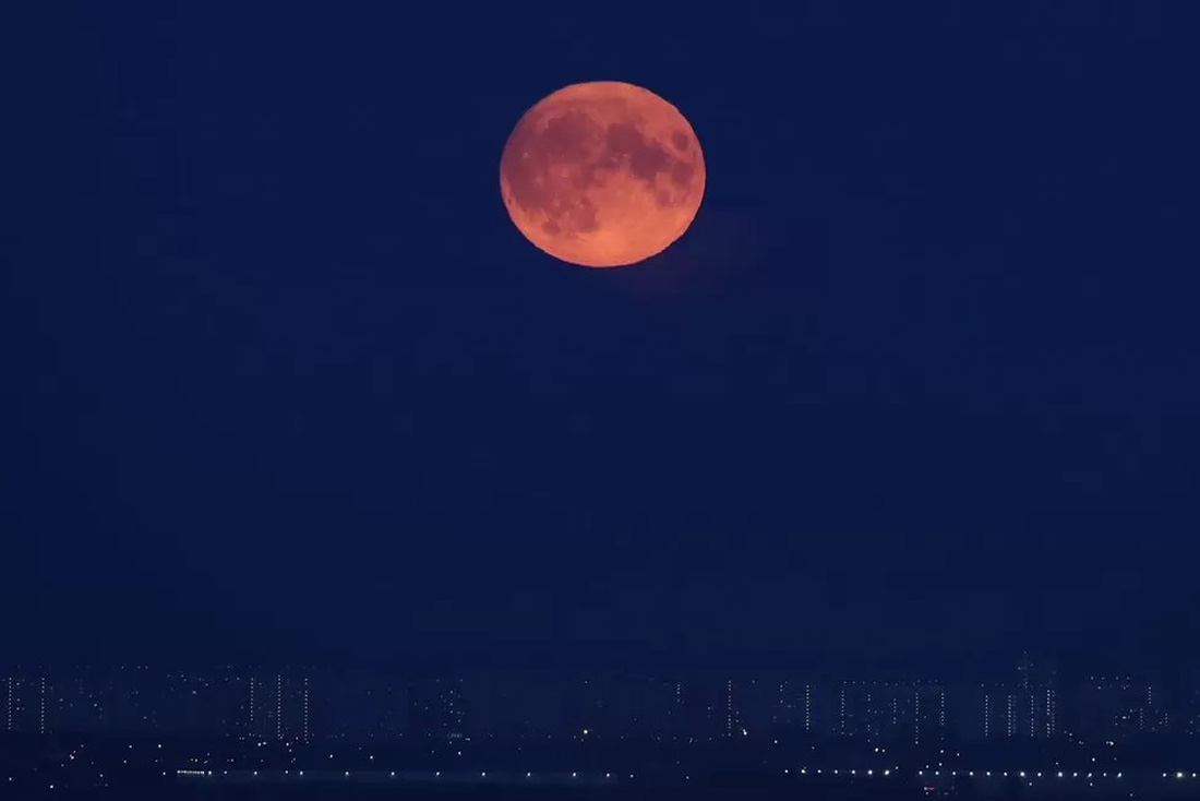 Siêu trăng xanh mọc tại thủ đô Matxcơva, Nga - Ảnh: REUTERS