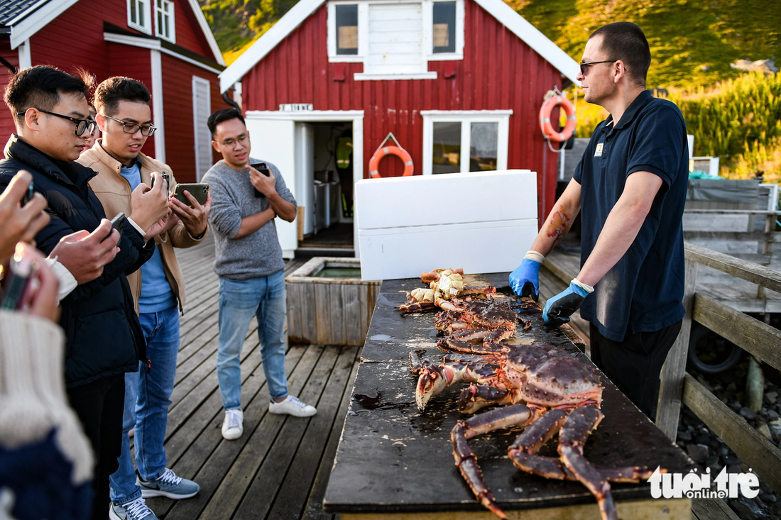 Một nhân viên của nhà hàng King Crab, Honningsvåg đang cung cấp những thông tin về cua hoàng đế Na Uy cũng như cách chế biến chúng một cách cụ thể nhất - Ảnh: NAM TRẦN 