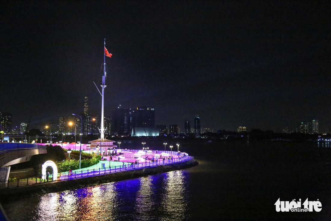 Không gian lung linh của lễ hội bên bờ sông Sài Gòn - Ảnh: PHƯƠNG QUYÊN