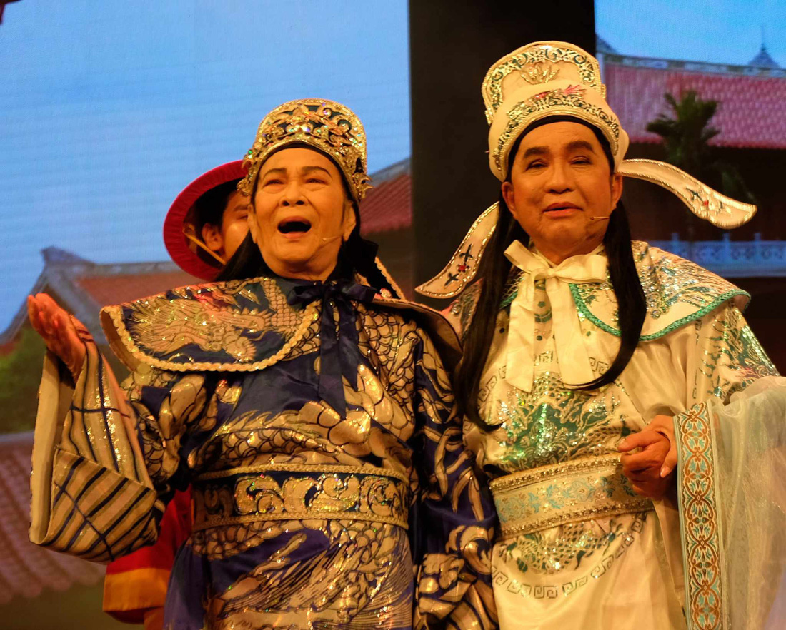 Minh Cảnh (trái) tái ngộ người em Thanh Tuấn trong trích đoạn Mùa thu trên Bạch Mã Sơn tối 5-8 - Ảnh: LINH ĐOAN